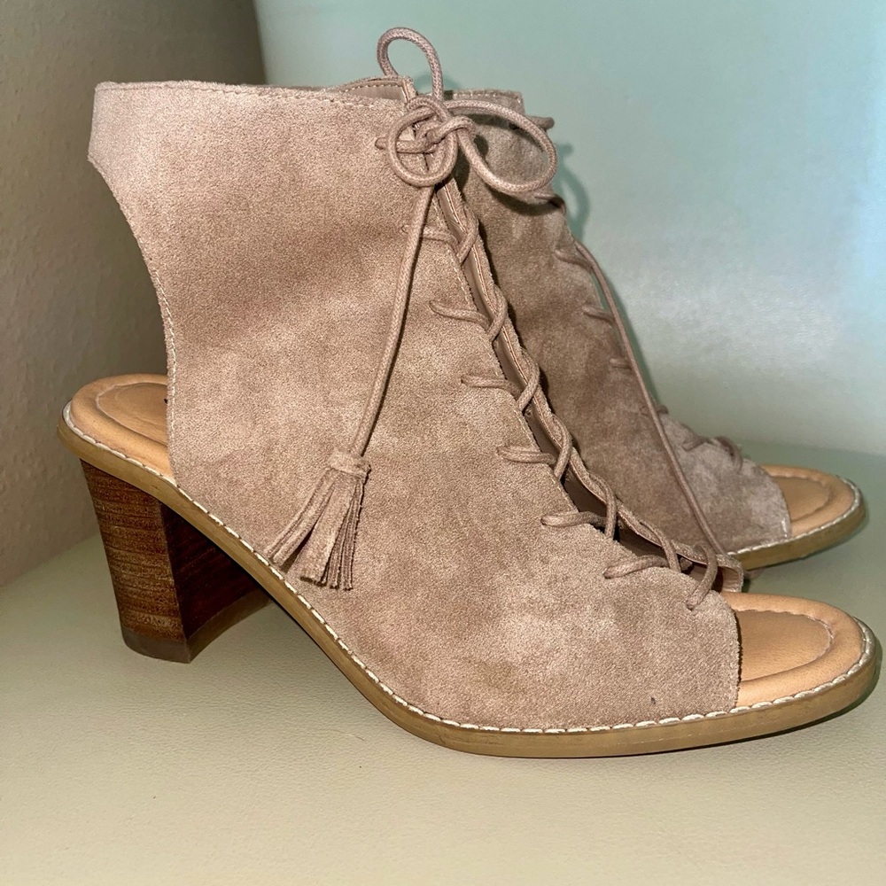 Cute beige/taupe suede Dr. Scholl’s block heel peep toe booties, size 9.5